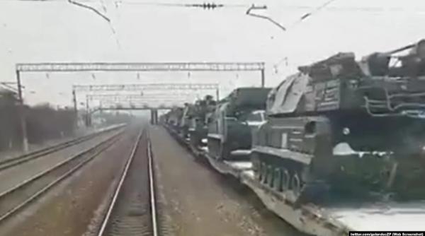 Forţele Armate Ruse au transferat tancuri T-80U şi sisteme de rachete ''Buk'' la frontiera cu Ucraina (Foto/Video)