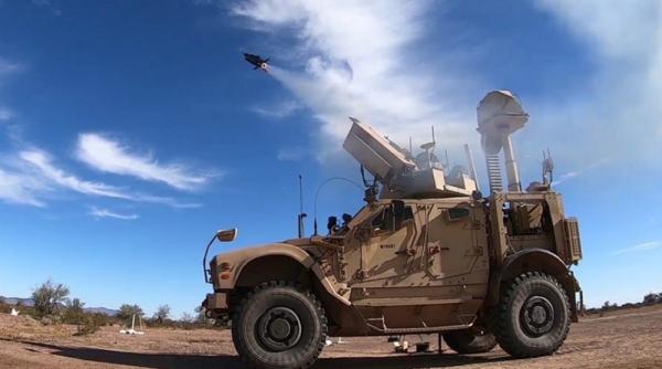 Compania Raytheon, în parteneriat cu Armata SUA, a testat cu succes interceptoarele Coyote pentru contracarare a aeronavelor fără pilot