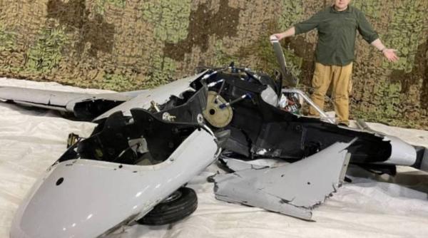 Rușii au capturat o dronă turcească de tip Bayraktar TB2. Un jurnalist rus s-a fotografiat lângă resturile acesteia