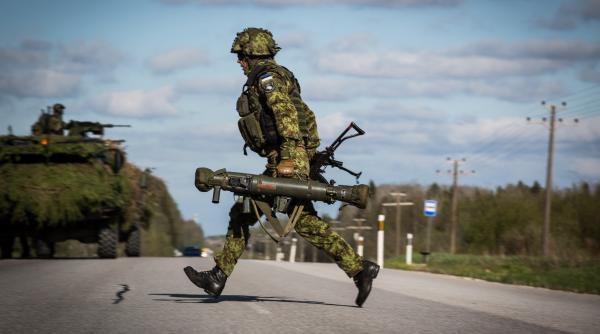 Statele baltice se declară pregătite să ofere asistență militară Ucrainei: NATO să ia măsuri suplimentare pentru a descuraja Rusia