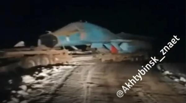 Un camion care transporta un Su-34 a derapat și a ieșit de pe carosabil în Rusia (Video)