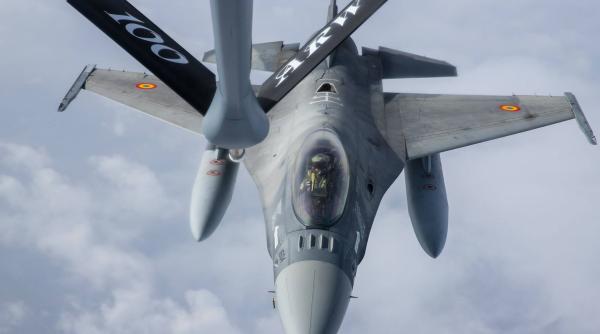 Un F-16 românesc, la „benzinăria” aeriană. MApN a dat publicității un video spectaculos de la o misiune de realimentare a unui F-16