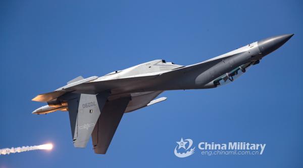 Noul J-16D al Chinei a survolat în premieră zona de apărare a Taiwanului, un răspuns la cele două portavioane ale SUA din regiune