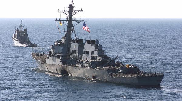 Distrugătorul USS Cole și avioane de luptă americane de ultimă generație vor proteja Emiratele Arabe Unite de atacurile rebelilor șiiți yemeniți