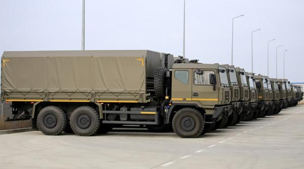 Liderii Armatei României, în vizită la fabrica de camioane Iveco de la Petrești. Programul țintește modernizarea parcului auto