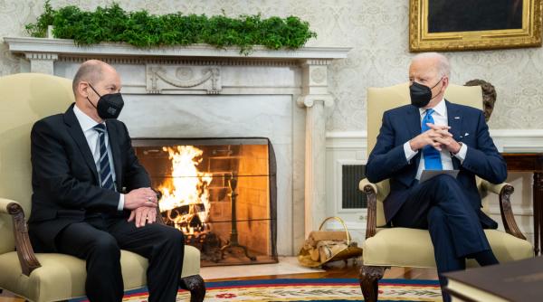 Biden a avertizat că Nord Stream 2 nu va continua dacă un singur tanc rusesc trece granița Ucrainei. Olaf Scolz ezită în conferința comună