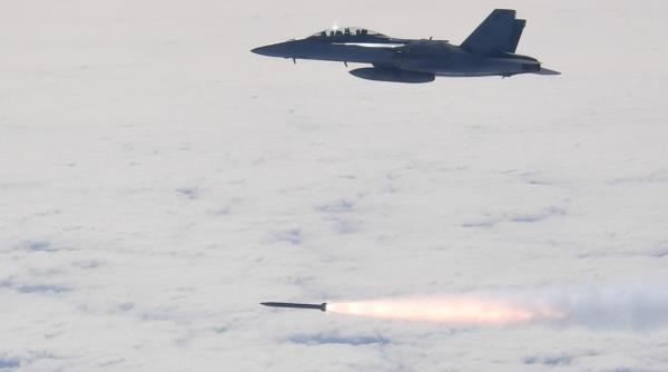 Un F/A-18 Super Hornet al U.S. Navy a lansat pentru a doua oară noua rachetă antiradar AARGM-ER