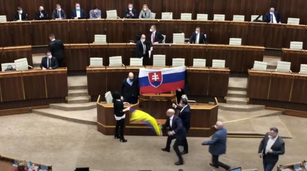 Mai rău decât în România (Video). Incidente provocate de extrema dreaptă în Parlamentul Slovaciei împotriva prezenței militare a SUA