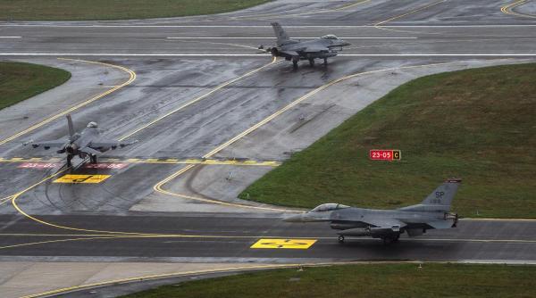 Opt F-16 ale SUA au aterizat azi în România, la Borcea (FOTO). În bază se mai află dislocate patru F/A-18 Super Hornet americane