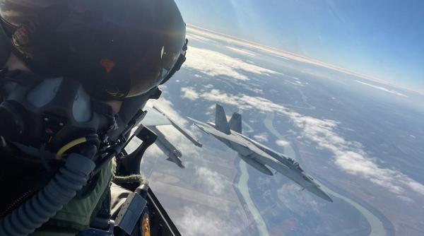 F-16 Fighting Falcon și Super Hornet pe cerul României (Foto)