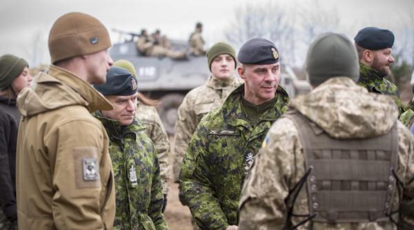 După Statele Unite și Marea Britanie, Canada își retrage instructorii militari din Ucraina