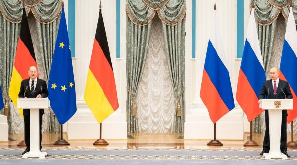 Schimb de replici între cancelarul german Olaf Scholz și Vladimir Putin. Rusia susține că în Donbas are loc un „genocid”