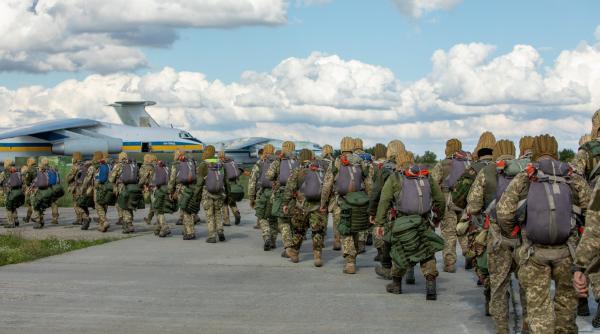 Ucraina pregătește rezistența armată. Rezerviștii au fost mobilizați iar Rada Supremă dă dreptul civililor să poarte arme de foc