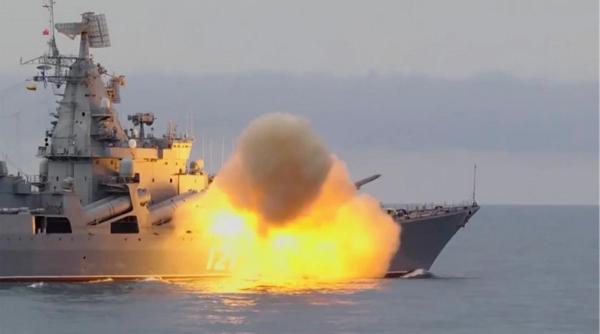 Ucraina confirmă: Rusia atacă Insula Șerpilor, inclusiv aerian. Crucișătorul Moscova, nava amiral a Flotei Mării Negre, în zonă