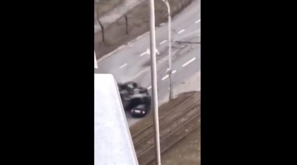 Imagini halucinante pe străzile Kievului (Video). Un blindat rus de luptă trece intenționat peste o mașină civilă aflată în mers, strivind-o