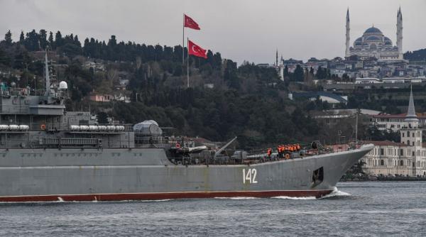 Turcia continuă să împiedice trecerea navelor militare ruse prin strâmtorile Bosfor şi Dardanele
