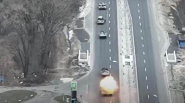 Cum arată o ambuscadă (Video). Convoi al Armatei ruse, atacat lângă Kiev, 30 de soldați uciși. Ucraina scoate din joc tehnică rusă