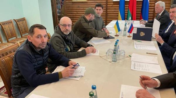 Noi negocieri ruso-ucrainene | Kievul: Obiectivele principale sunt armistiţiul, retragerea trupelor şi garanţiile de securitate