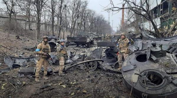 În Mariupol, un convoi militar rusesc de blindate a fost făcut una cu pământul de militarii ucraineni (Foto)