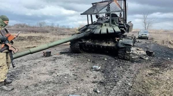 Rachetele americane Javelin au spulberat tancurile T-72 în Ucraina. Sistemul special improvizat de ruși deasupra turelei a fost fără folos