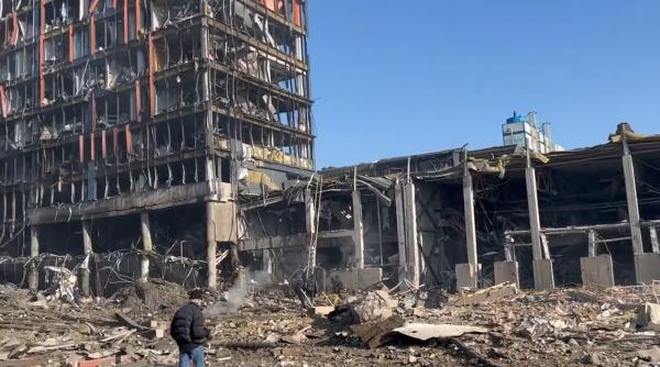 Rusia explică de ce a ras de pe fața pământului un mall din Kiev (FOTO/VIDEO). Clădirea ar fi ascuns un sistem de rachete de tip MLRS