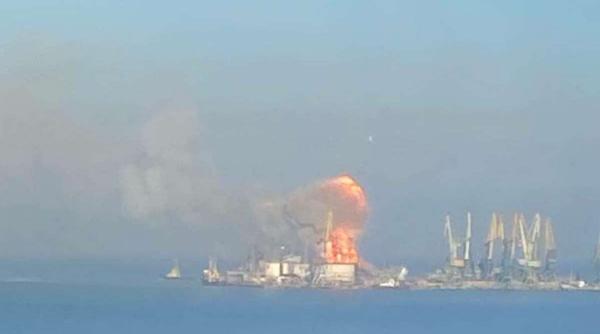 Navă rusească de desant aflată în portul Berdiansk, distrusă de forțele armate ucrainene (Foto/Video)