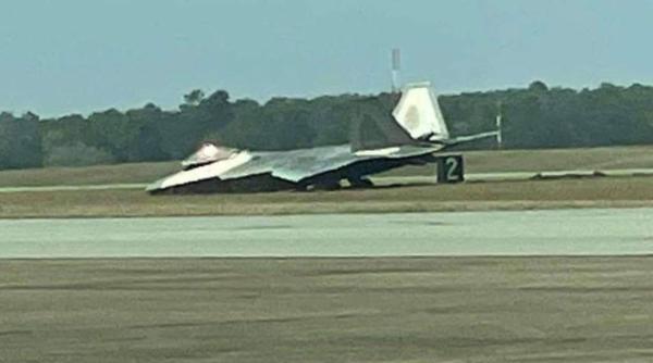 La un pas de o nouă tragedie. Un alt F-22 a avut probleme cu trenul de aterizare (Foto)