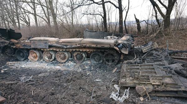 Militarii ucraineni se declară mulţumiţi: Tancul rusesc T-80 nu rezistă unei lovituri cu sistemul NLAW