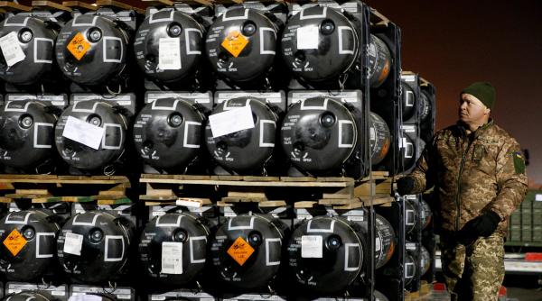 Mai mulţi congresmeni americani îi cer lui Biden să ofere Ucrainei mai multe tipuri de arme, altele decât Javelin şi Stinger