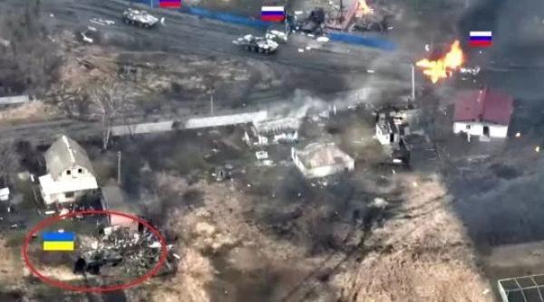 Un tanc ucrainean a intrat de unul singur în luptă cu o întreagă coloană de vehicule blindate rusești (Foto/Video) 