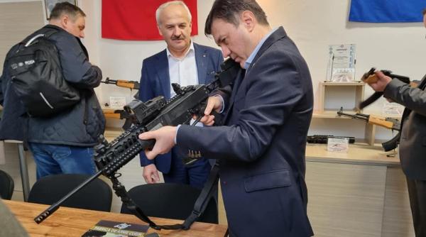 Ministrul Spătaru a sesizat „două realități diferite” la Cugir. Utilaje vechi de 50 de ani, condiții grele, dar și secții moderne de armament