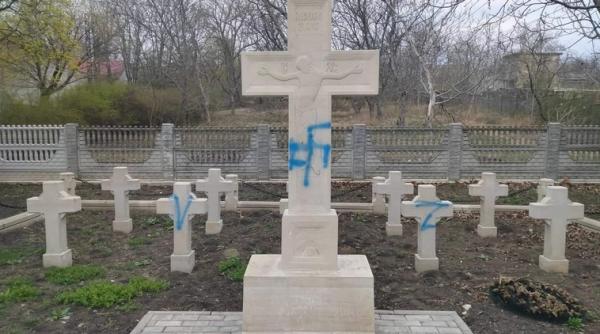 Cimitir al eroilor români, vandalizat în R. Moldova. Pe crucile ostașilor noștri a fost desenată litera „Z” - simbolul invaziei ruse în Ucraina