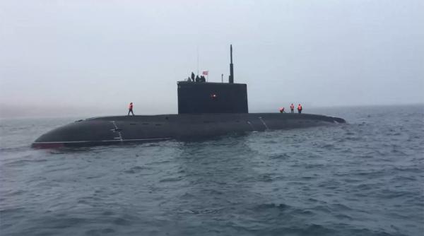 În timp ce Rusia nu oferă clarificări cu privire la pierderea crucişătorului Moskva, două submarine rusești au lansat rachete Kalibr în Marea Japoniei