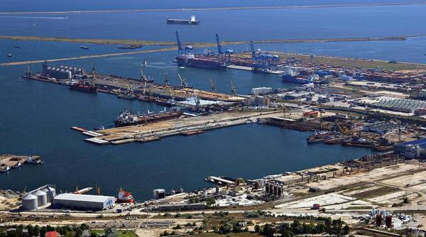 România interzice accesul navelor ruseşti în porturile de la Marea Neagră