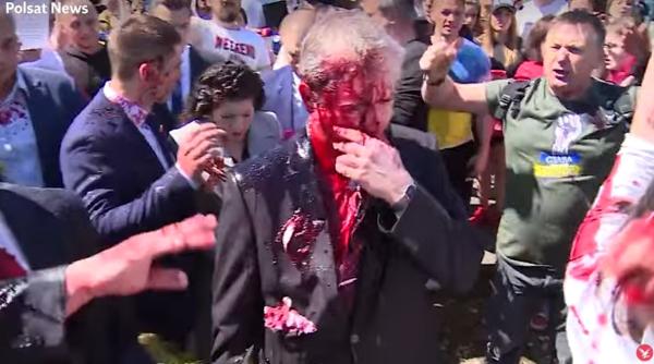 Ambasadorul Rusiei în Polonia, atacat cu o substanță roșie la o ceremonie de depunere de flori