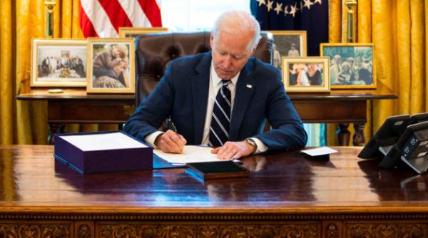 Biden a semnat o lege care permite SUA accelerarea expedierii de echipamente militare în Ucraina