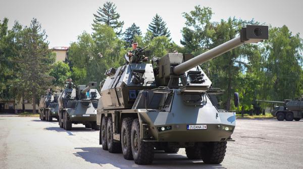 Mai mulţi militari ucraineni urmează cursuri pentru operarea obuzierelor Zuzana 2, iar negocierile privind achiziția sunt în curs