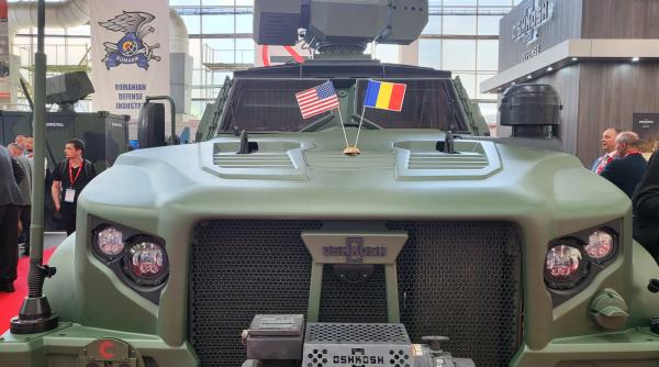 Compania americană Oshkosh Defense prezintă la BSDA un vehicul tactic ușor Oshkosh JLTV