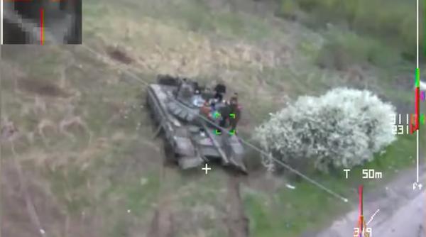 Dronele kamikaze Switchblade, în acţiune pe câmpul de luptă. Prima ţintă lovită, un tanc rusesc T-72 (Video)