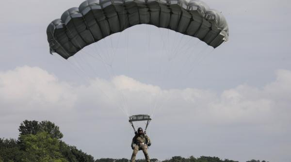 Un parașutist militar român a murit în urma unui accident la Boboc. Tragedia s-a produs în timpul manevrelor de aterizare