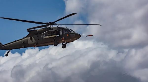 Succes al Armatei SUA: Un roi autonom de 28 de drone a simulat un atac aerian. UAV-urile s-au coordonat cu un Black Hawk