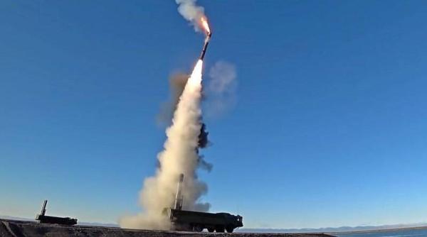 Rusia dezvoltă un nou complex de rachete de coastă pentru racheta hipersonică de croazieră Zircon