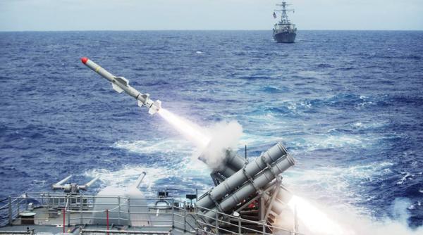 Rușii ironizează sistemele anti-navă americane Harpoon, în timp ce crucișătorul Moskva ruginește pe fundul Mării Negre