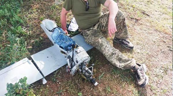 Dronă rusă Orlan-10 doborâtă e prezentată cu o sticlă de plastic pe post de rezervor. Rusiei îi va fi dificil să-și reînnoiască flota de Orlan-10
