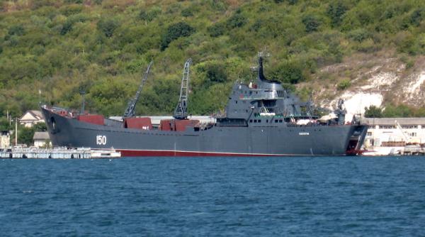 Rușii au ridicat la suprafață de pe fundul mării nava de desant Saratov scufundată de forțele Ucrainei și vor să o repare