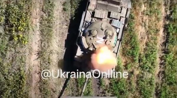 Punct ochit, punct lovit (Video). Un T-62 rus, „scos din joc” de o grenadă de mână lansată de o dronă direct în trapa deschisă a tancului
