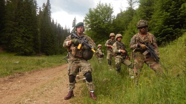 Instruire comună a militarilor români și francezi - marș de anduranță și pregătire de luptă. Program intens la Batalionul 17 Vânători de Munte
