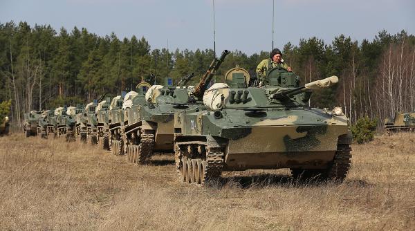 O coloană militară de vehicule de luptă BMD-4 și transportoare se îndreaptă spre regiunea Zaporoije, după ordinul de intensificare a luptelor