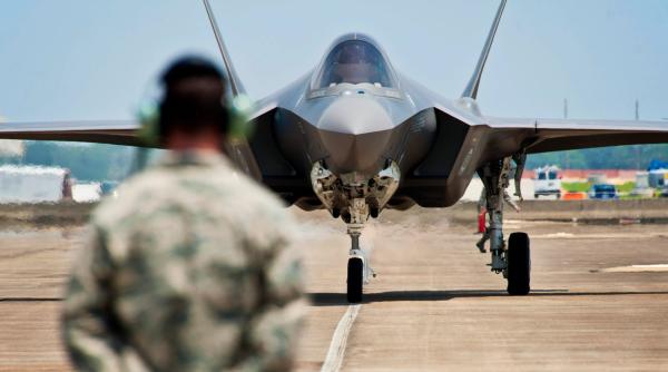 Cehia intenţionează să achiziţioneze 24 de avioane F-35. În prezent, Forţele Aeriene Cehe închiriază din Suedia mai multe aeronave Gripen