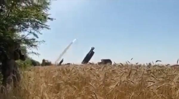 Imagini rare cu patru HIMARS ucrainene lansând simultan o salvă de 24 de rachete împotriva țintelor ruse (Video)